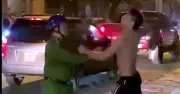 Nam thanh niên 'ngáo đá' vung dao đe dọa người đi đường bị công an khống chế