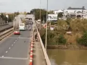 Nam thanh niên nhảy cầu Rồi, vùng vẫy kêu cứu giữa dòng nước lạnh