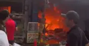 Ngọn lửa bùng cháy dữ dội, bao trùm cửa hàng kinh doanh đồ nhựa tại Hà Nội