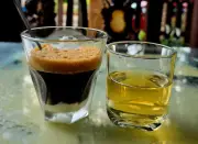 Ngừng tim ở tuổi 53 vì uống 10 ly cà phê mỗi ngày: Bác sĩ cảnh báo gì?