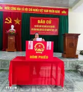 Nhiều cử tri cao tuổi gương mẫu tự tay trân trọng bỏ lá phiếu bầu cử