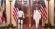 Đệ nhất phu nhân Melania Trump đón tiếp người máy Figure 3 tại Nhà Trắng