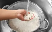 Nấu cơm bằng nước nóng hay lạnh: Thói quen quen thuộc nhưng nhiều người hiểu chưa đúng