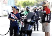 Philippines Triển Khai Loạt Giải Pháp Đối Phó Khủng Hoảng Xăng Dầu