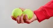 Quả bóng tennis: Món đồ nhỏ hữu ích không ngờ trong hành lý xách tay khi bay