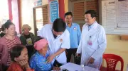 Quân khu 5 Việt Nam khám bệnh, tặng quà cho nhân dân Campuchia tại Ratanakiri