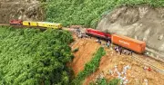 Sự cố đá rơi tại đèo Hải Vân làm gián đoạn giao thông đường sắt Bắc - Nam