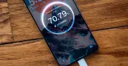 Sạc nhanh smartphone và xe điện: Tại sao chỉ hiệu quả đến 80% pin?