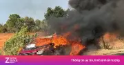 Ôtô 5 chỗ bốc cháy dữ dội trên đường ven biển Lâm Đồng, hai người bị thương
