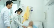 Tự Ý Uống Thuốc Đau Bụng, Người Đàn Ông Thủng Dạ Dày, Ngừng Tim Trên Bàn Mổ