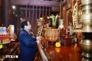 Thủ tướng Dâng hương tưởng niệm Bác Hồ và các Anh hùng liệt sỹ tại Điện Biên
