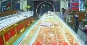 Thanh niên bịt mặt xông vào tiệm vàng ở Đắk Lắk, để lại giấy tờ tùy thân