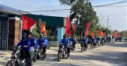 Thanh niên Hà Tĩnh dùng loa di động tuyên truyền sôi nổi cho ngày bầu cử
