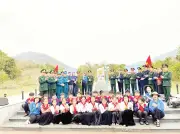 Thanh niên Mường Lát chào cờ tại cột mốc 281, khẳng định ý chí bảo vệ biên giới