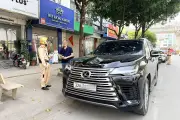 Tài xế chạy vào làn cấm ở Hà Nội, CSGT xử lý cả Lexus LX600 và xe lu