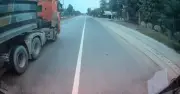 Tài xế xe ben cắt lấn, chèn ép ô tô trên Quốc lộ 1A gây phẫn nộ