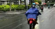 TP.HCM bất ngờ đón mưa trái mùa, sấm chớp dữ dội giữa ngày nắng