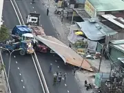 TP.HCM: Tấm Thép 15m Đè Bẹp Cabin Xe Rác, Một Người Tử Vong Thương Tâm