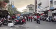TP.HCM: Vỉa hè bị lấn chiếm, học sinh đối mặt nguy hiểm khi đi bộ xuống lòng đường