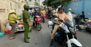 TP.HCM: Xử lý chợ tự phát lấn chiếm đường Tám Danh, thu giữ 8 xe đẩy