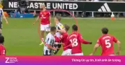Trung vệ Newcastle Dan Burn gây phẫn nộ với pha thúc cùi chỏ vào mặt Luke Shaw