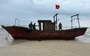 Tàu gỗ không người lái trôi dạt vào bờ biển Quảng Trị, gây tò mò