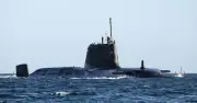 Tàu ngầm hạt nhân Anh xuất hiện ở biển Ả Rập, Iran phóng tên lửa đáp trả