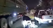 Vụ 3 người đi xe máy bị chen ngã: Công an làm việc với tài xế ô tô bán tải