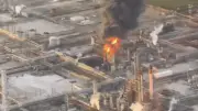 Vụ nổ lớn rung chuyển nhà máy lọc dầu của Mỹ, nhiều người thương vong