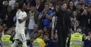 Vinicius Khêu Khích Simeone, Dẫn Đến Cảnh Hỗn Loạn Trong Derby Madrid
