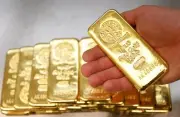 Vàng tăng vọt hướng tới mốc kỷ lục mới, thị trường toàn cầu chao đảo