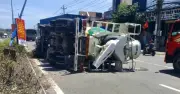 Xe bồn trộn bê tông leo dải phân cách, tông gãy đèn rồi lật ngang trên đường ĐT746