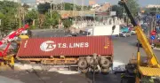Xe container lật ngang giữa vòng xoay Tú Thành, sơn nước nhuộm trắng mặt đường