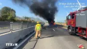 Xe tải bốc cháy dữ dội trên cao tốc, giao thông ùn tắc hơn 1km