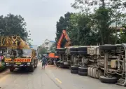 Xe tải chở đất lật nghiêng đè trúng ô tô và xe máy tại Phú Thọ
