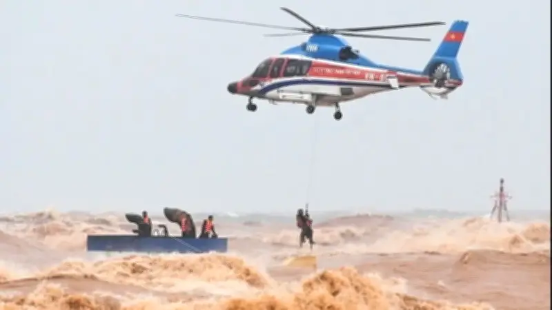 Không khí lạnh gây mưa dông, gió mạnh tại Bắc Bộ và Trung Bộ