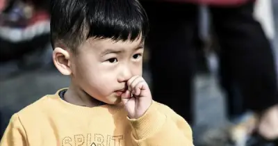 6 Dấu Hiệu Trẻ Yêu Thương Cha Mẹ: Từ Những Điều Nhỏ Nhặt Hàng Ngày