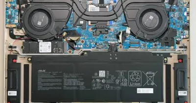 ASUS Zenbook A16 vượt mặt MacBook Pro M5: Hệ thống tản nhiệt kép và khả năng nâng cấp SSD