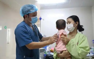 Bé 15 tháng tuổi ở Ninh Bình bị ô tô cán qua người, 4 ngày giành giật sự sống