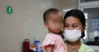 Bé gái 15 tháng tuổi thoát chết thần kỳ sau khi bị ô tô cán qua người tại Ninh Bình