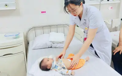 Bé gái 2 tháng tuổi nhập viện vì u nang buồng trứng khổng lồ 10 cm