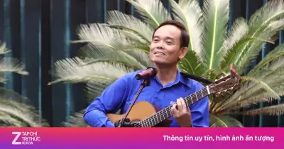Bí thư Thành ủy TP.HCM Trần Lưu Quang ôm đàn hát cùng thanh niên