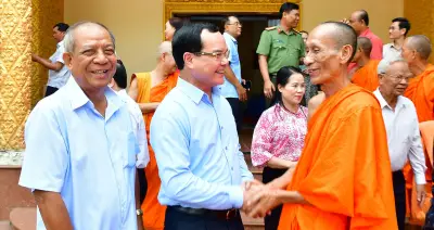 Bộ trưởng Nguyễn Đình Khang thăm, chúc Tết đồng bào Khmer tại Vĩnh Long