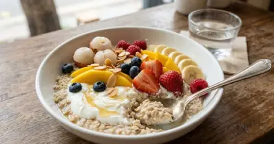 Bữa sáng lý tưởng với yến mạch và sữa chua Hy Lạp: Nạp năng lượng thông minh