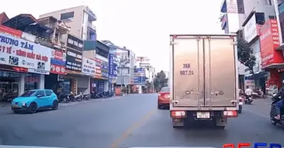 Bức xúc cảnh ô tô vượt ẩu, tạt đầu, chen ép xe giữa ngã tư Đồng Đức