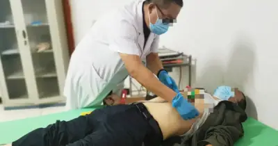 Bài học sức khỏe từ hai người đàn ông: Uống nước lọc hay trà tốt hơn?