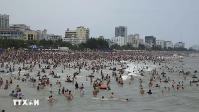 Biển Sầm Sơn, Hải Tiến thu hút đông đảo du khách đầu kỳ nghỉ lễ