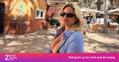 Bạn gái cầu thủ Anh khoe dáng gợi cảm trên du lịch Tây Ban Nha