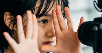 Bạo hành ống kính: Khi cha mẹ vô tình làm tổn thương con vì những bức ảnh