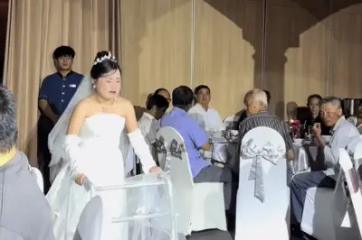 Cô dâu TP.HCM mắc bệnh hiếm, chú rể bế bổng lên lễ đường trong ngày cưới